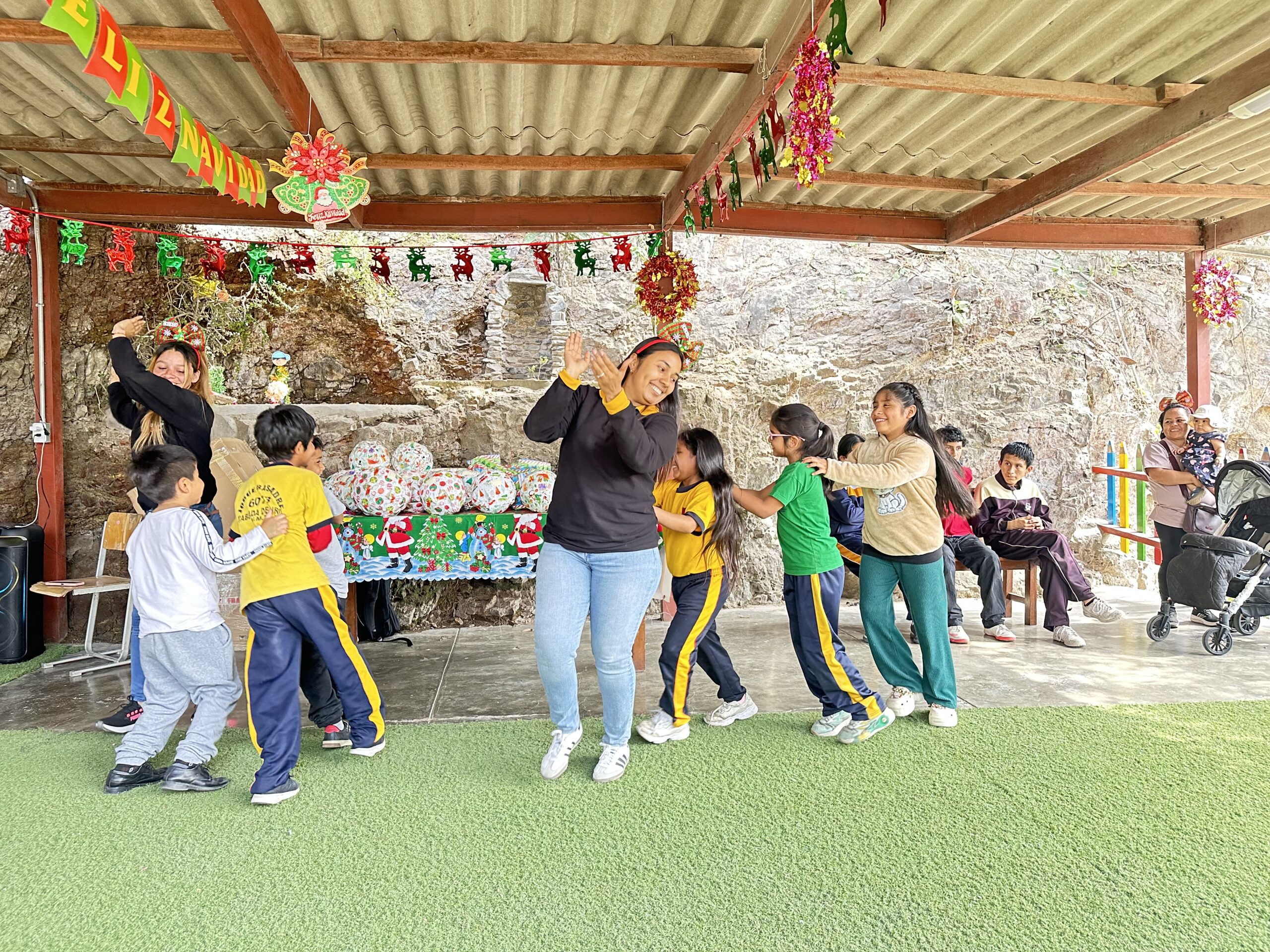 Entrega de ropa en el Centro de Protección Infantil de Tablada