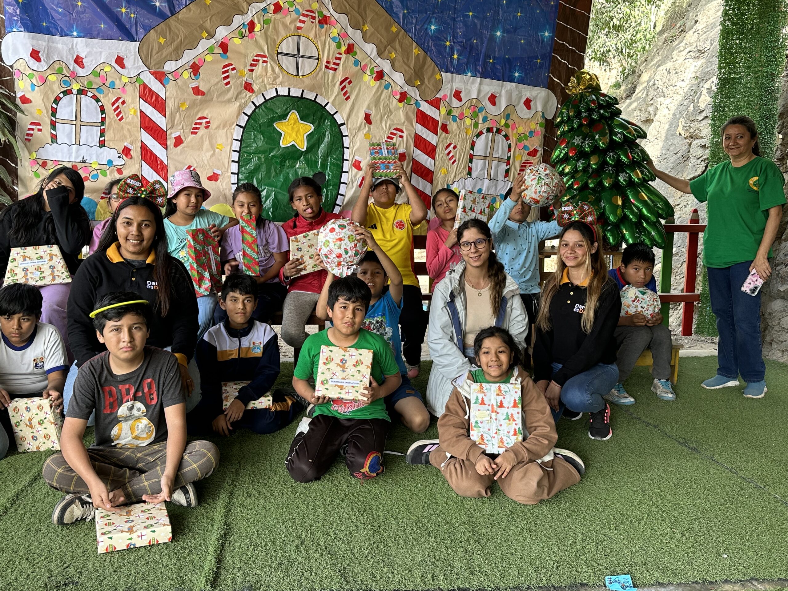 Niños recibiendo la donación