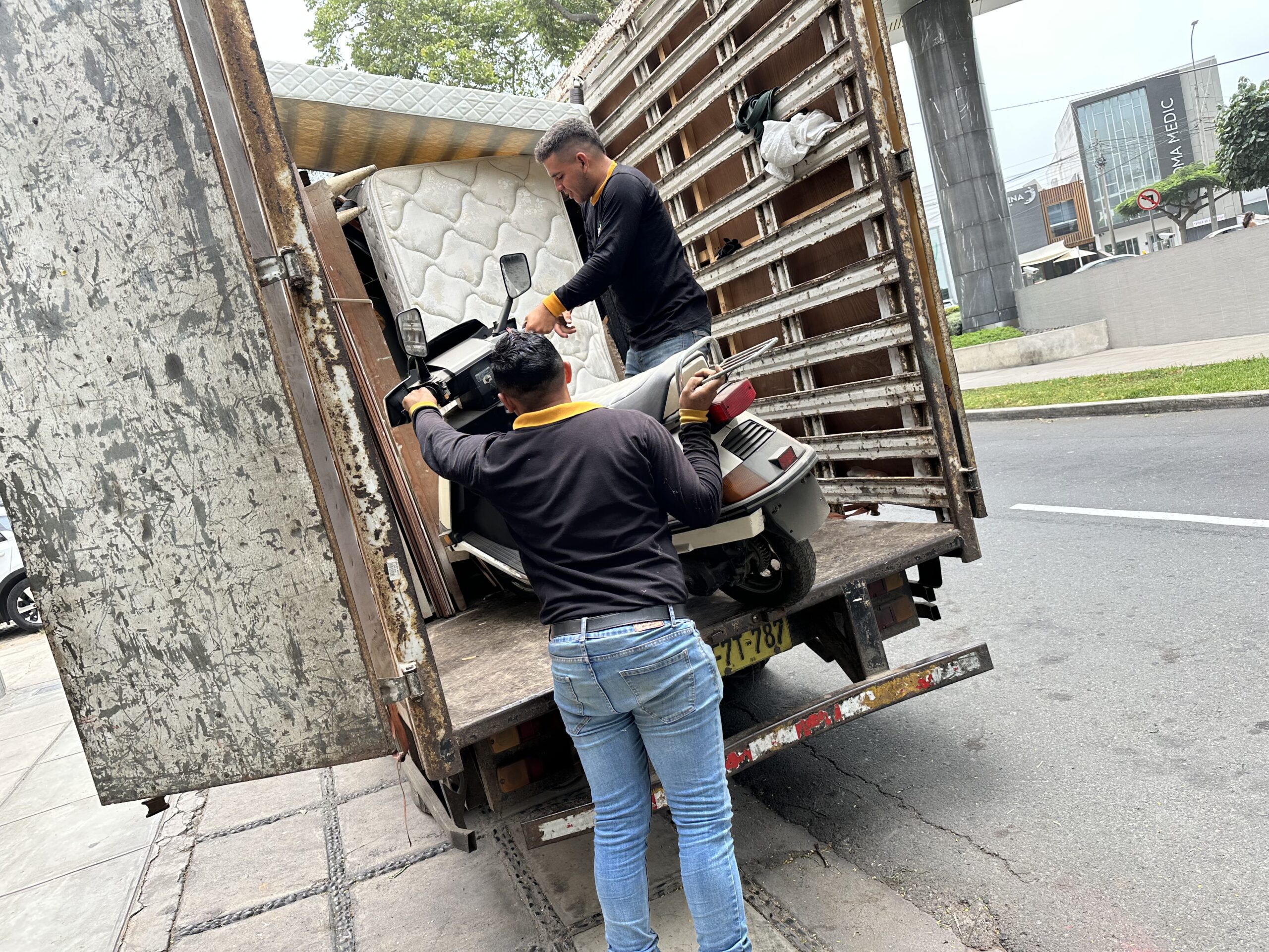 Familia recibiendo una donación