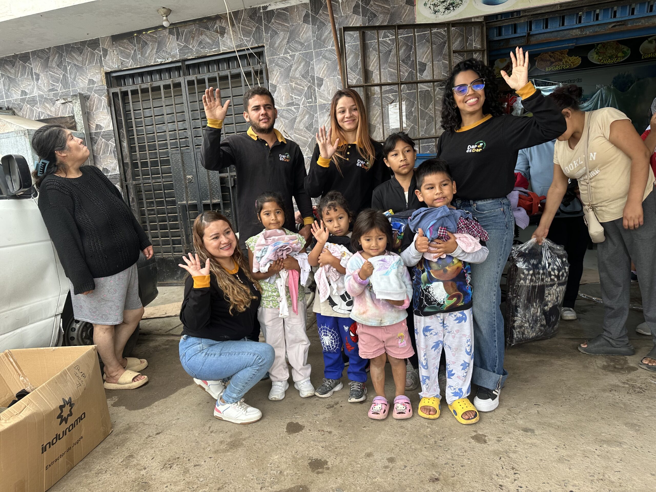 Entrega de juguetes a niños de la comunidad