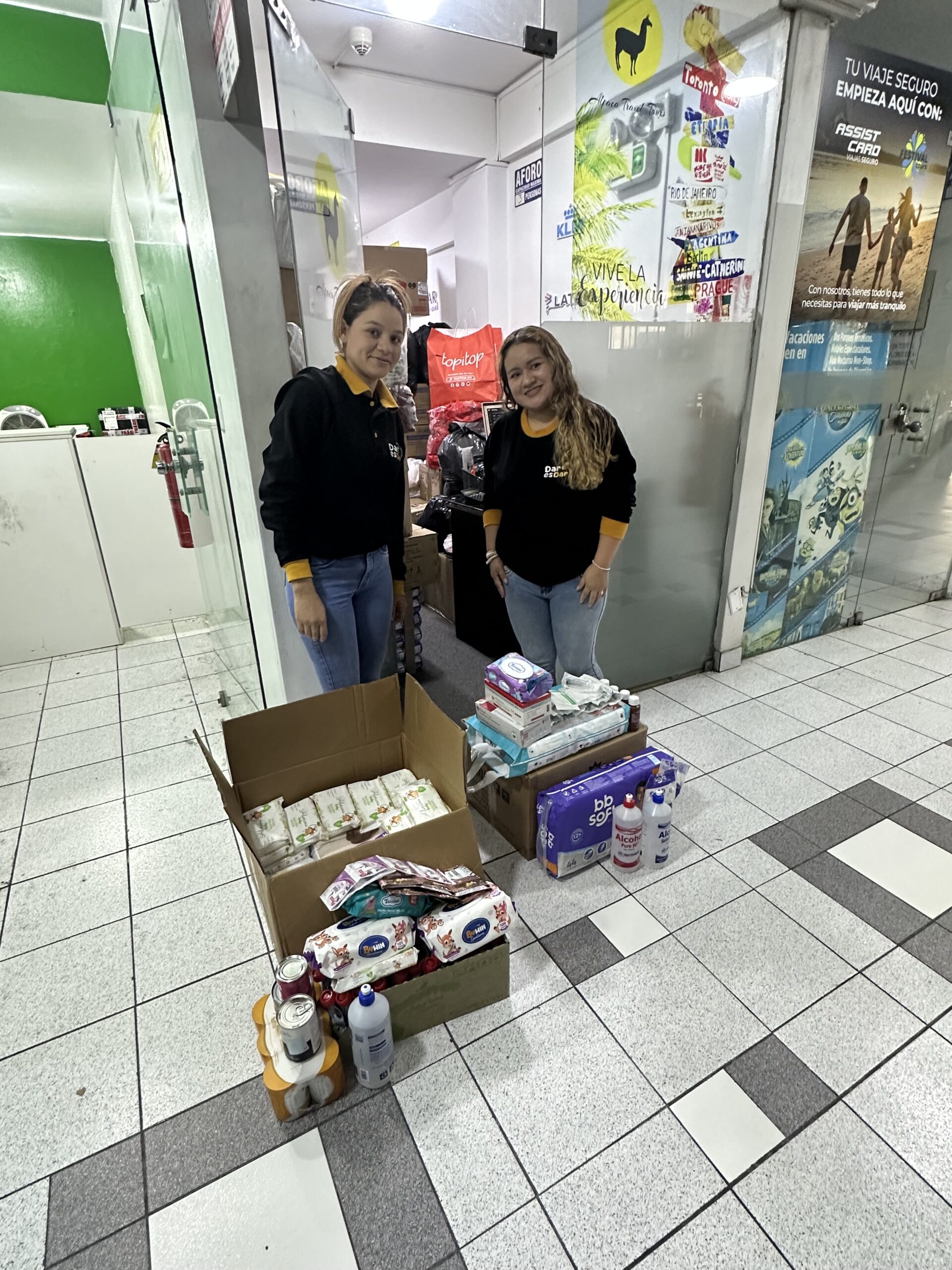Entrega de donaciones a familias de la comunidad