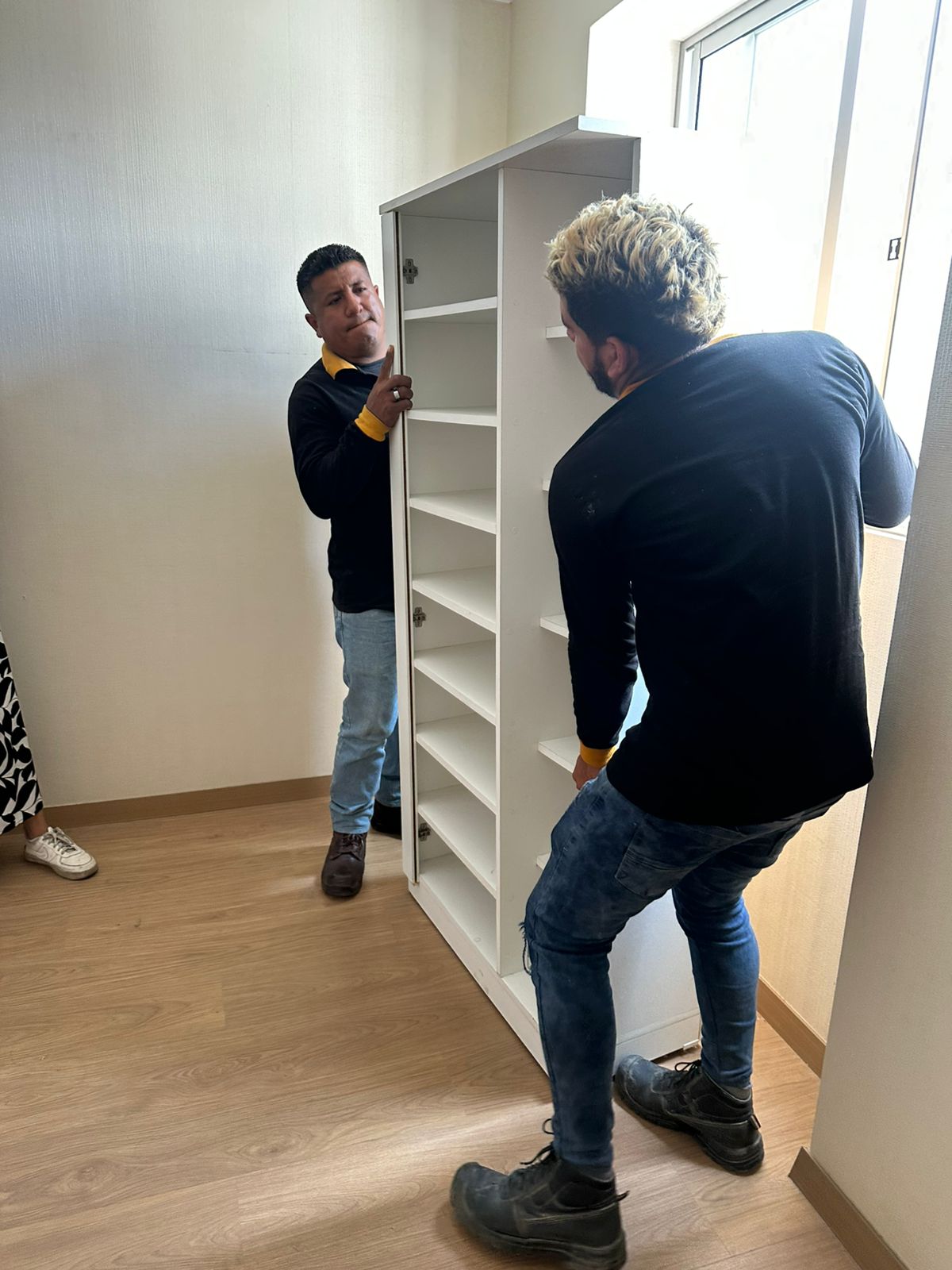 Entrega de muebles a comunidades vulnerables