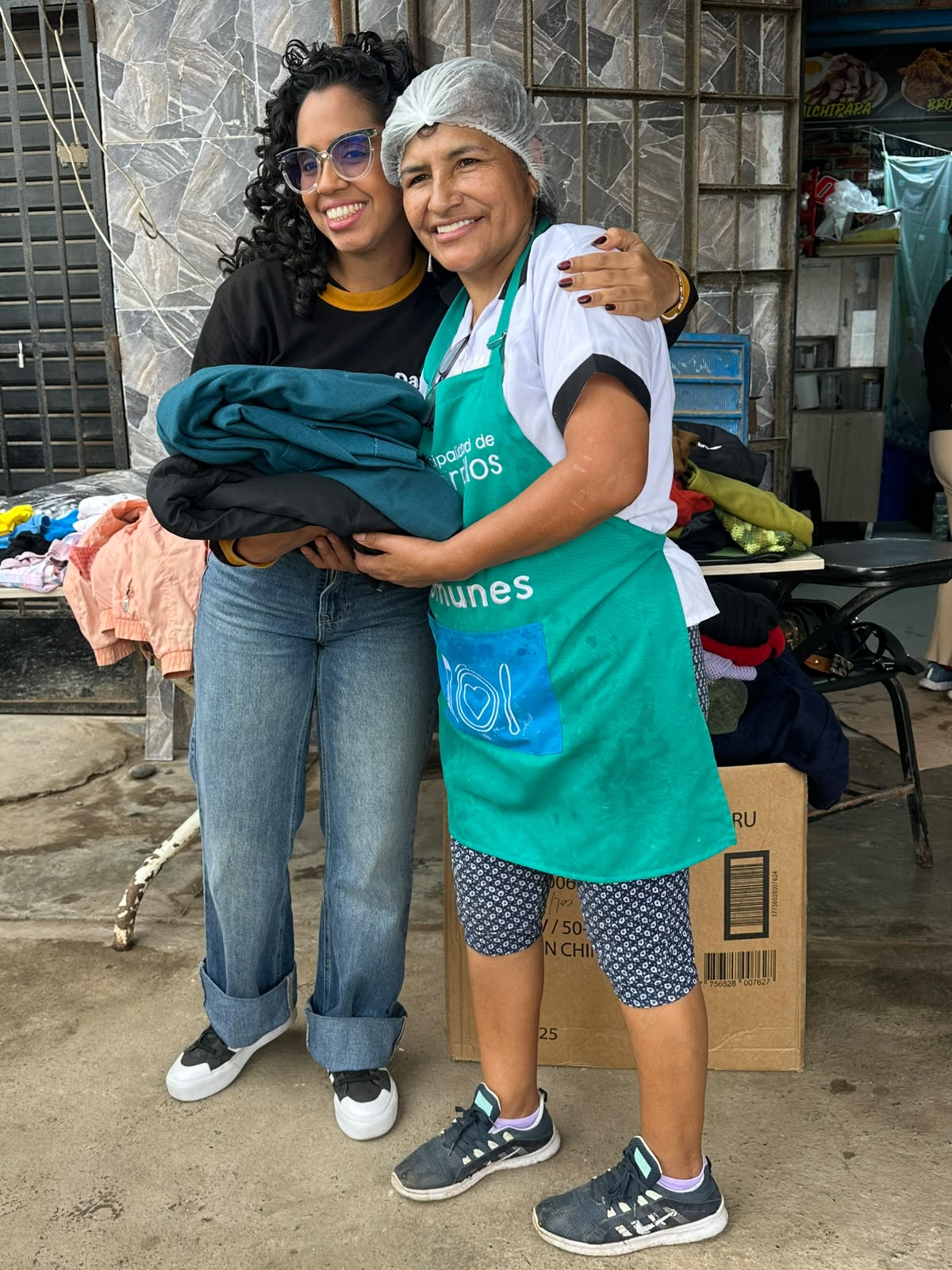 Caja con ropa lista para donar