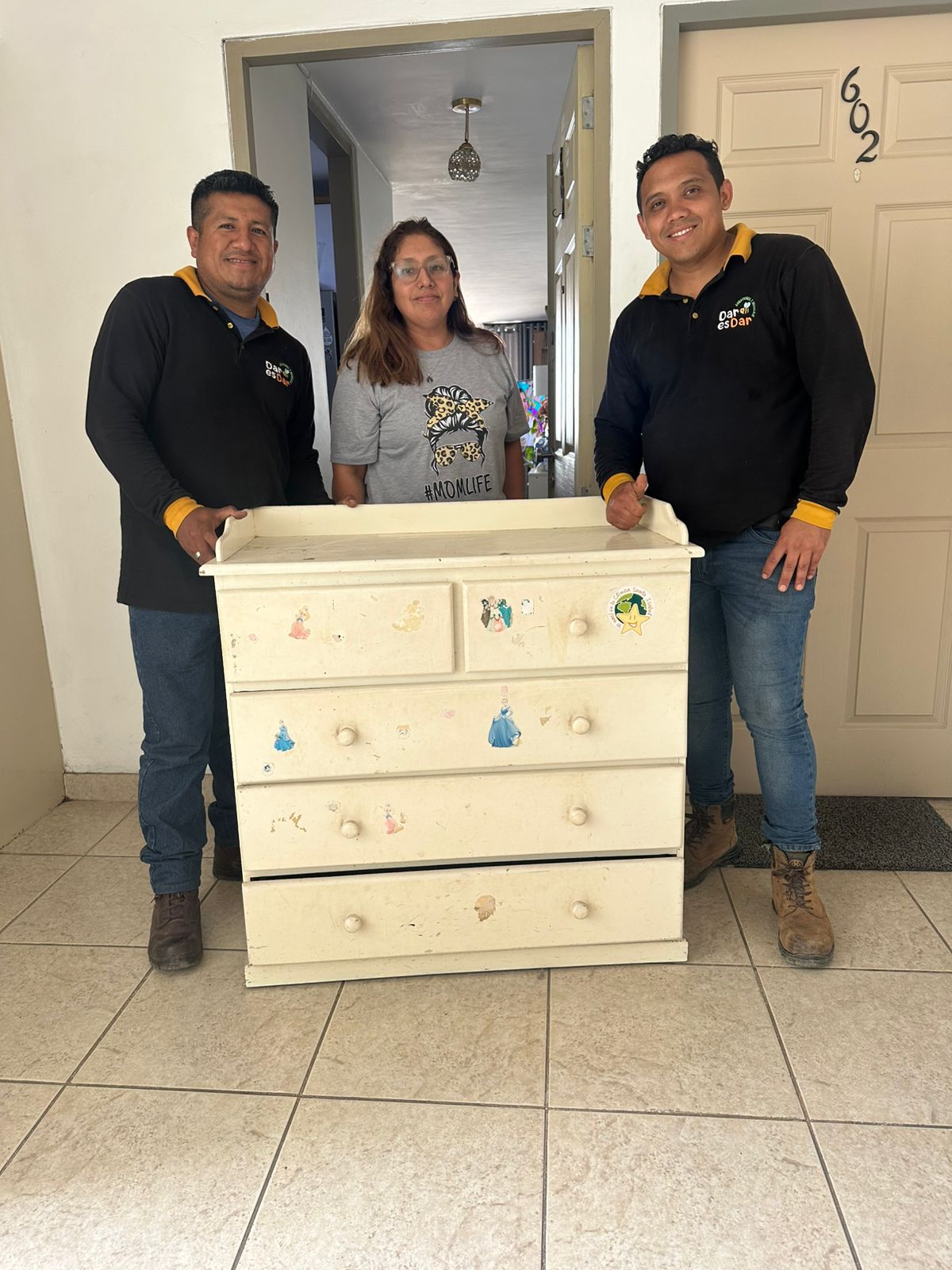 Entrega de muebles a una familia