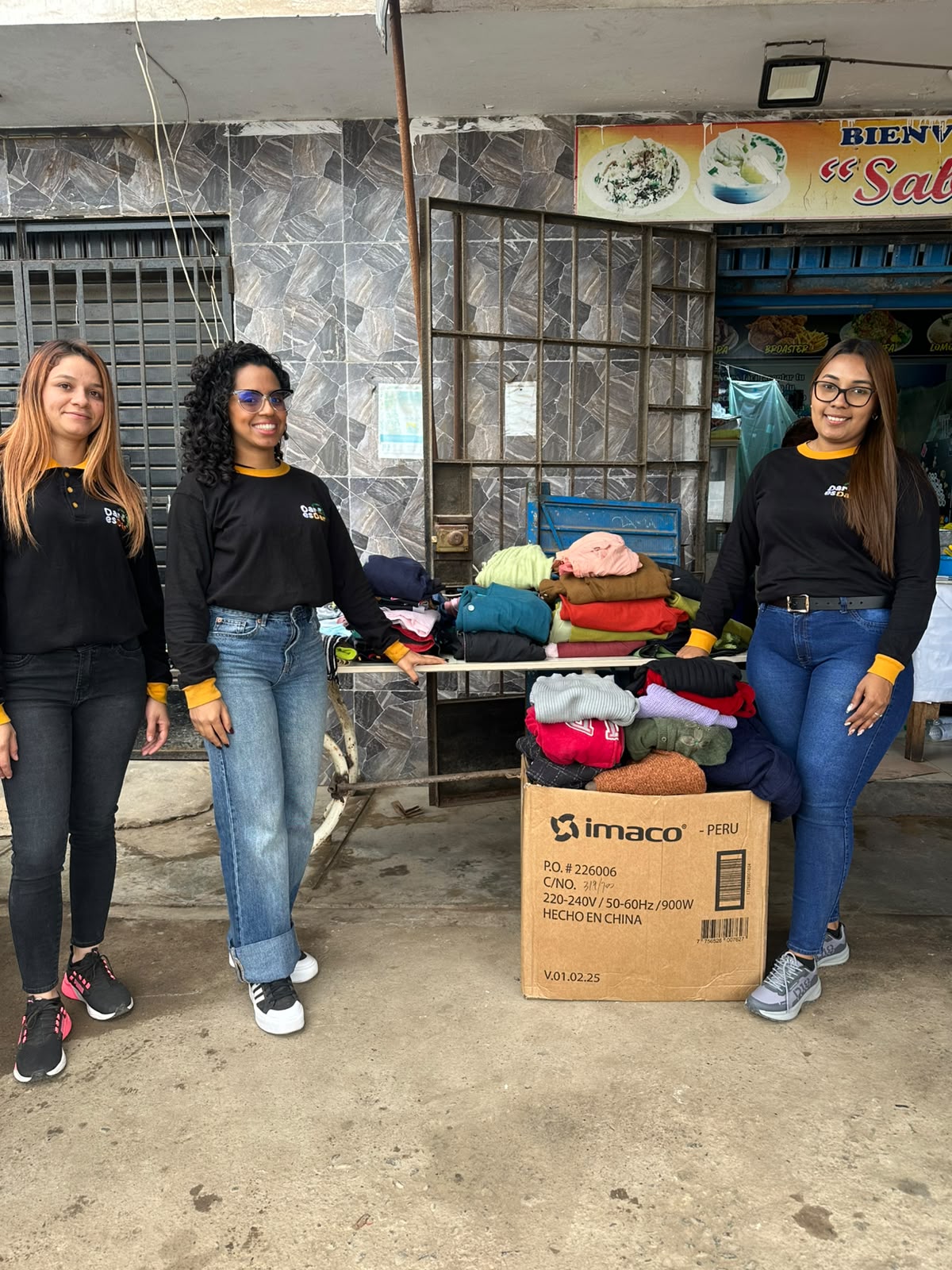 Entrega de ropa donada a una familia