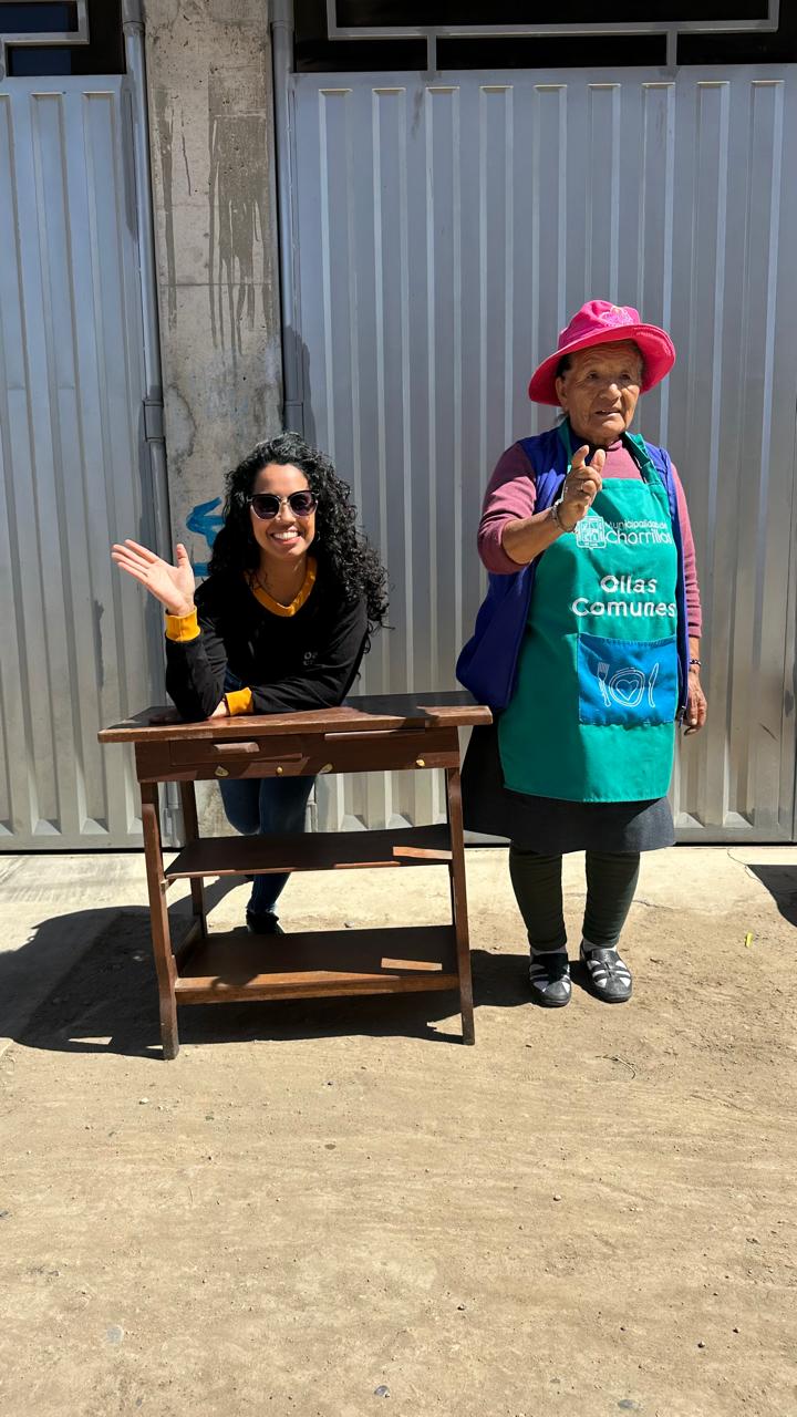 Voluntarios de Dar es Dar recolectando muebles en Lima