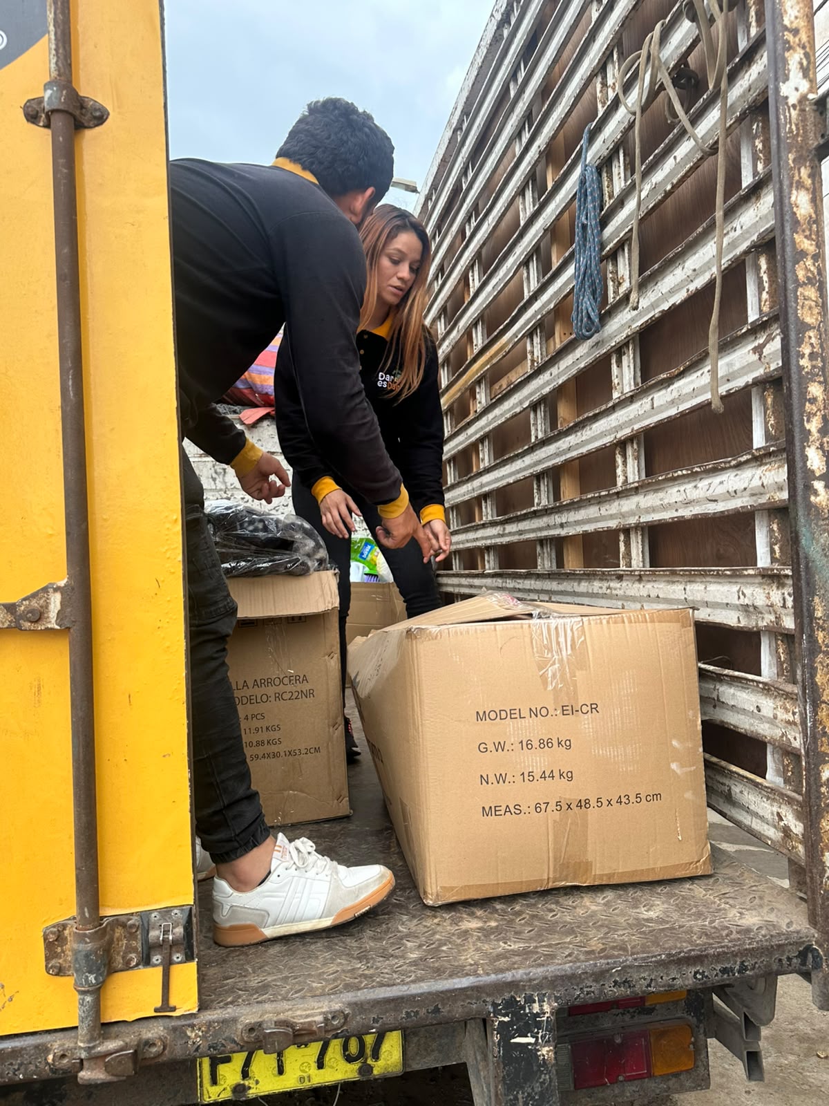 Movilidad de Dar es Dar recogiendo donaciones a domicilio en Lima